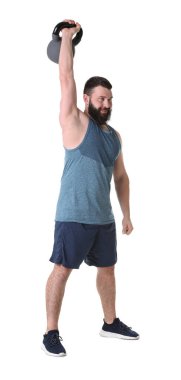 Beyaz arka planda kettlebell ile egzersiz yapan adam