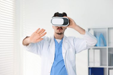 Modern teknoloji. Ofiste sanal ekran kullanan kulaklıklı bir doktor