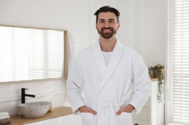 Banyoda beyaz bornoz giyen yakışıklı bir adam. Metin için boşluk