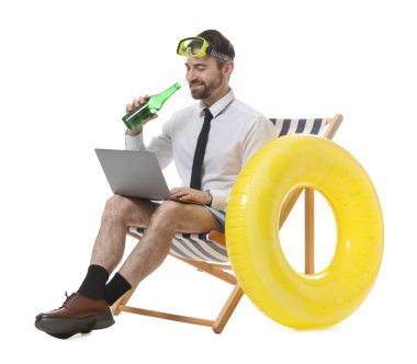 Beyaz arka planda alkol, dizüstü bilgisayar ve dalış maskeli bir iş adamı.