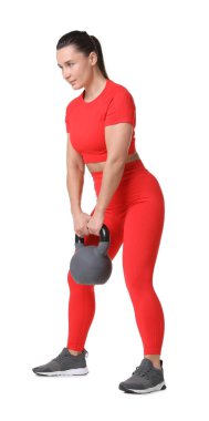 Beyaz arka planda kettlebell egzersizi yapan atletik kadın.