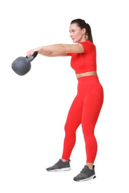 Beyaz arka planda kettlebell egzersizi yapan atletik kadın.