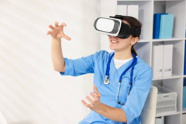 Modern teknoloji. Doktor ofiste sanal gerçeklik kulaklığı kullanıyor.