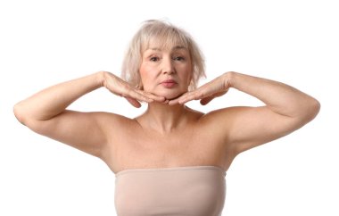 Beyaz arka plan üzerinde güzel kadın kıdemli portresi