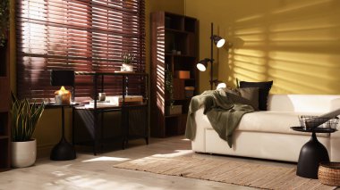 Rahat kanepesi ve diğer mobilyaları olan oturma odası. İç tasarım