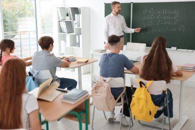 Sınıfta ders sırasında öğretmen ve öğrenciler