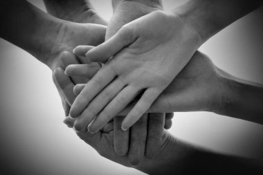 El ele tutuşan bir grup insan, alt görüş. Siyah-beyaz tonlama