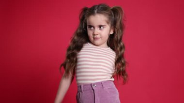 Kırmızı arka planda örgülü şirin küçük kız.