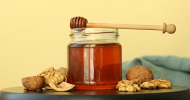 Bal ve fındık masada, yakın plan.