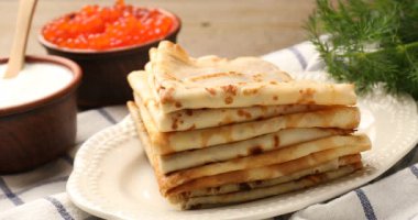 Masada lezzetli kreplere kırmızı havyar ekliyorum, yakın plan.