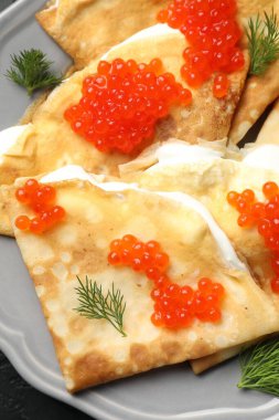 Masada kırmızı havyarlı ve ekşi kremalı leziz krepler.