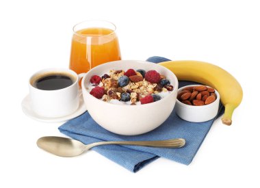 Sağlıklı kahvaltı. Çilekli yulaf ezmesi, muz, kahve ve meyve suyu beyaza izole edilmiş.