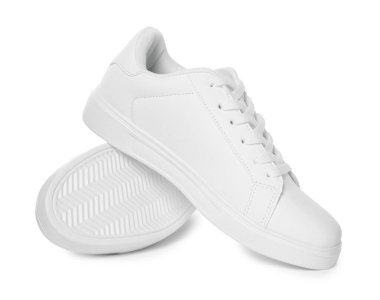 Beyazlar üzerinde izole edilmiş şık spor ayakkabılar.