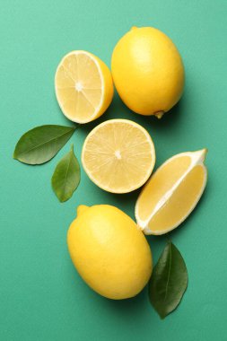 Taze olgun limonlar ve yeşil arka planda yapraklar.