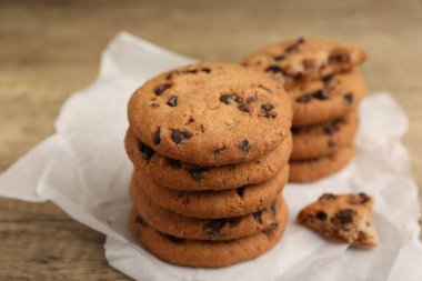 Lezzetli çikolatalı kurabiyeler masada, yakın plan.