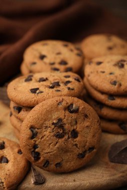 Lezzetli çikolatalı kurabiyeler masada, yakın plan.