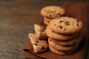 Tahta masada çikolatalı kurabiyeler, yakın plan. Metin için boşluk