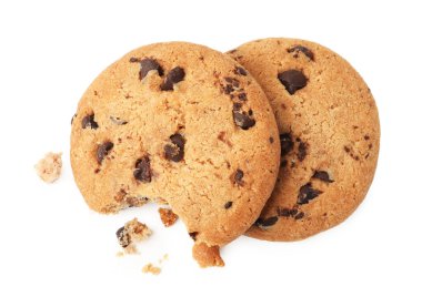 Çikolata parçacıklı kurabiyeler beyaza izole edilmiş.