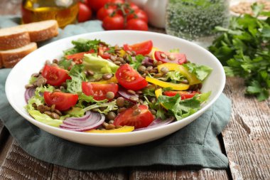 Tahta masada mercimek ve sebzeli nefis salata, yakın plan.