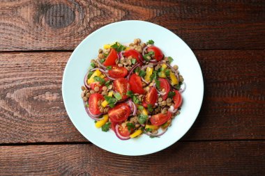 Tahta masada mercimek ve sebzelerle nefis bir salata.