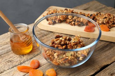 Ballı tahıl, fındık ve kuru üzümlü ahşap masa.