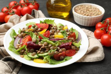 Lezzetli mercimek salatası. Gri desenli masa malzemeleri, yakın plan.