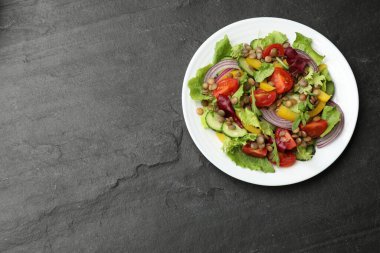 Gri desenli masada mercimek ve sebzeli lezzetli salata, üst manzara. Metin için boşluk