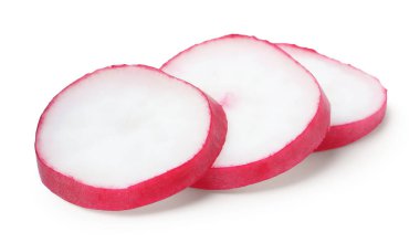 Beyaz üzerine izole edilmiş taze turp dilimleri.