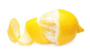 Taze limon kabuğu beyaza izole edilmiş.