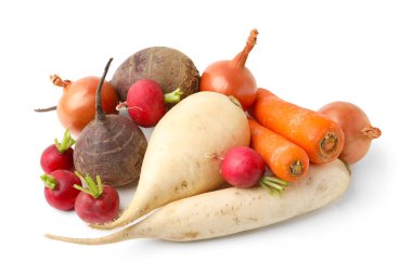 Birçok farklı çiğ sebze beyaza izole edilmiş.