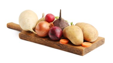 Birçok farklı çiğ sebze beyaza izole edilmiş.