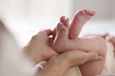 Anne, yeni doğmuş bebeği evde, yakın plan.