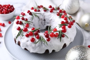 Beyaz masada yaban mersinli, biberiyeli ve biberiyeli lezzetli Noel pastası, yakın plan.