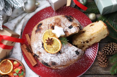 Lezzetli Noel panettonlu pasta, pudra şekeri ve ahşap masa üzerinde şenlikli dekor, düz yatıyordu.