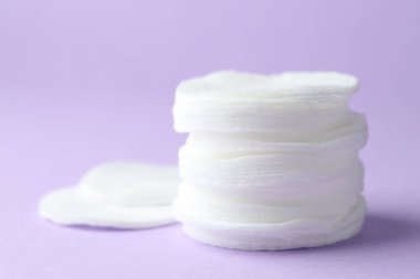 Leylak arkaplan üzerine temiz pamuk pedleri yığını, yakın plan