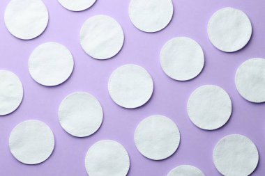 Leylak arkaplanda temiz pamuk pedleri, düz yatış