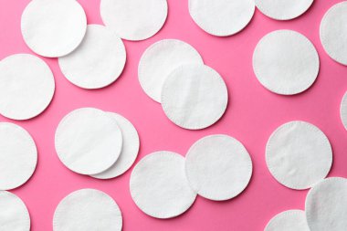 Pembe arka planda temiz pamuk pedleri, düz yatış