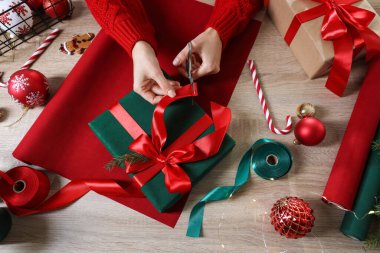 Ahşap masa, üstten görünüm Noel hediye sarma kadın