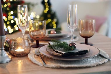 Kutlama masası dekorasyonu, kapalı mekan, yakın çekim.