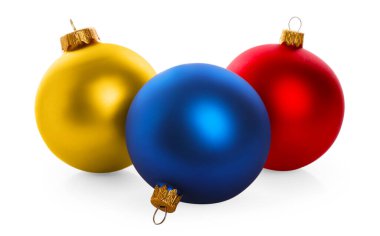 Güzel renkli Noel topları beyaza izole edilmiş.
