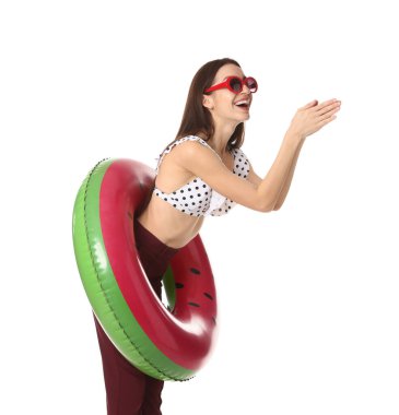 Beyaz arka planda şişme yüzüğü olan bir iş kadını.