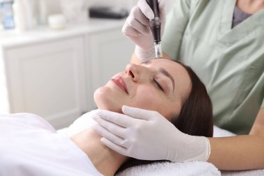 Güzellik salonunda mikro işlem gören bir kadın, yakın plan.