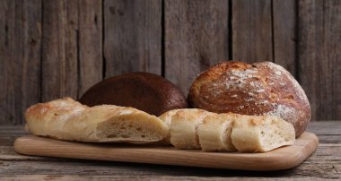 Tahta masadaki farklı ekmek türleri, yakın çekim.