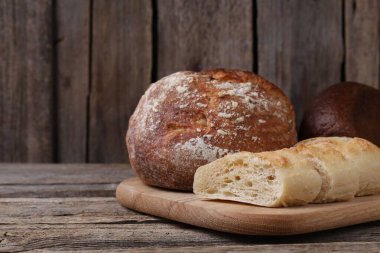 Tahta masadaki farklı ekmek türleri, yakın plan. Metin için boşluk