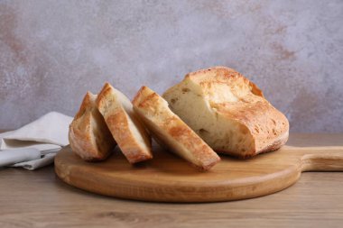 Tahta masada taze ekmek ve bıçak kes, yakın plan.