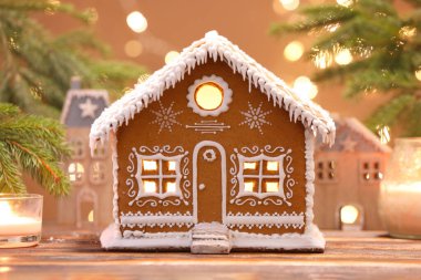 Güzel zencefilli kurabiye evi ve Noel dekoru bulanık ışıklara karşı, yakın plan