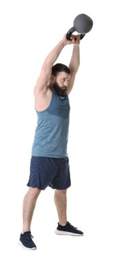Beyaz arka planda kettlebell ile egzersiz yapan adam