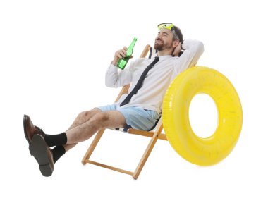 Beyaz arka planda bir şişe alkol ve dalış maskesi olan bir iş adamı.