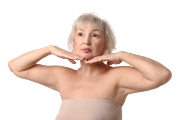 Beyaz arka plan üzerinde güzel kadın kıdemli portresi