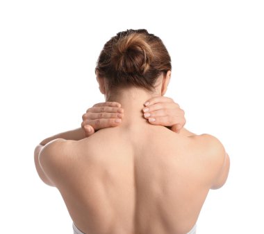 Beyaz arka planda boyun masajı yapan bir kadın.